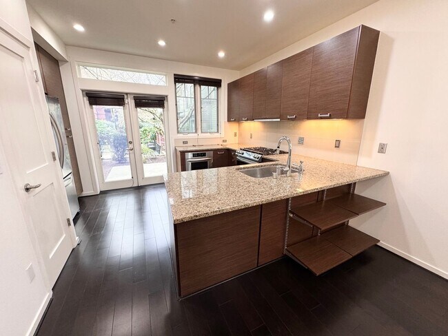 Foto del edificio - Rare Townhome 2 bed 2 bath in Heart of Bellevue Downtown