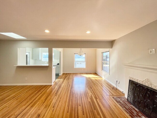 Building Photo - CHARMING 3 BR/1 BA SINGLE FAMILY HOME * MU...