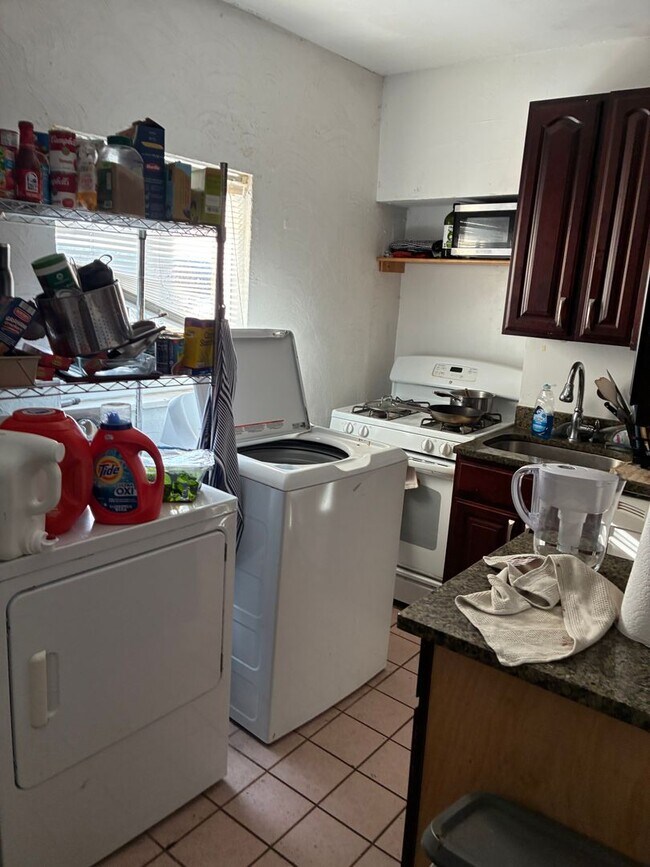 Foto del edificio - 3423 Ward St