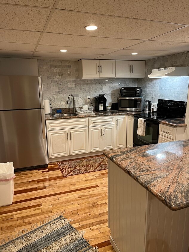 Hardwood floors and granite countertops - 3 Jerdens Ln