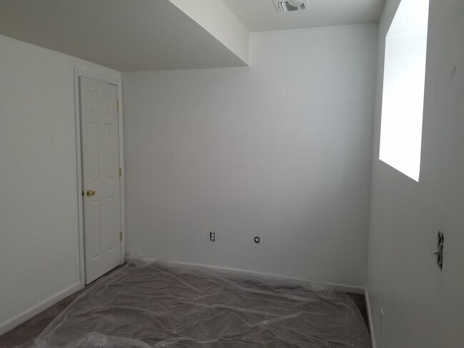living space - 25 Bayonne Ct