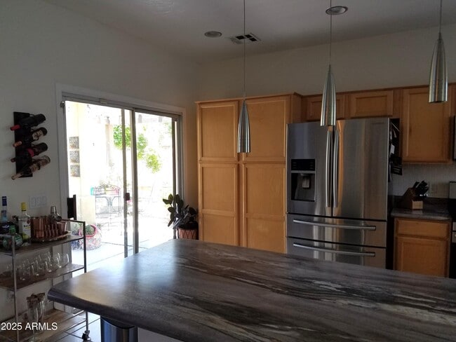 Building Photo - 646 E El Monte Pl
