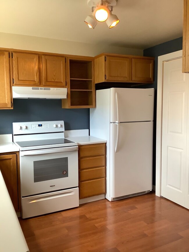 Building Photo - Two bedroom, 1.5 bathroom Ashland townhouse | Available now
