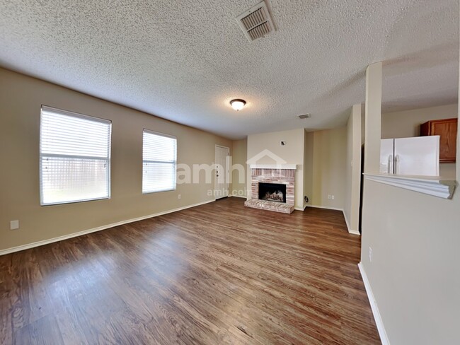 Foto del edificio - 2324 Spruce Meadow Ln