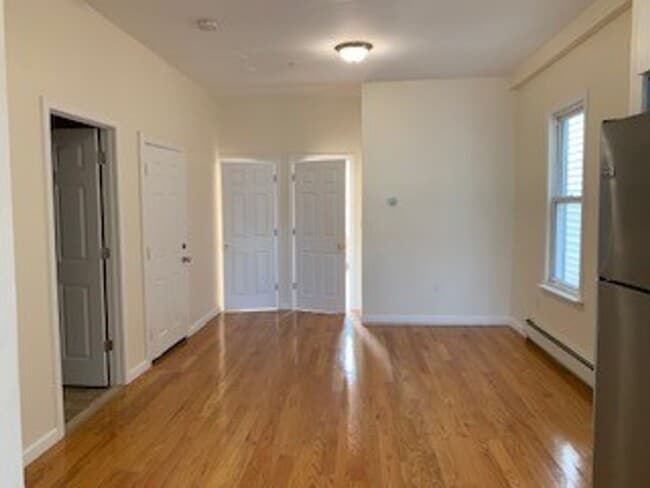 Building Photo - 16 Che