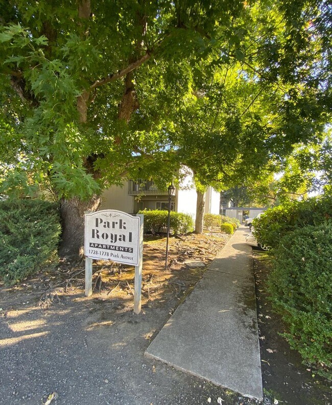 Building Photo - 2 bed 1 bath Apartment - W/ Rent Special!