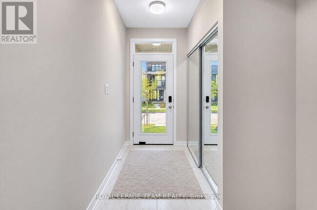 Building Photo - 325 Olivenite Private