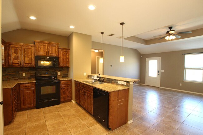 Building Photo - COMING SOON! Tour Today! 3 Bedroom 2 Bath ...