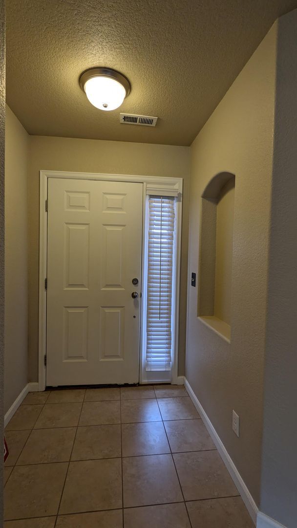 Foto del edificio - 3 BED/2.5 BATH END UNIT TOWNHOME W/PATIO & 2-CAR GARAGE!