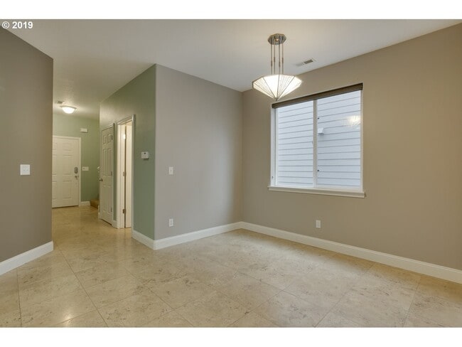 Building Photo - Charming Sherwood End Unit Available NOW S...