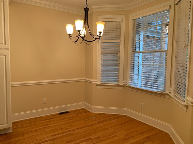 Building Photo - Large 3 Bed | 2.5 Bath Townhouse With Firs...