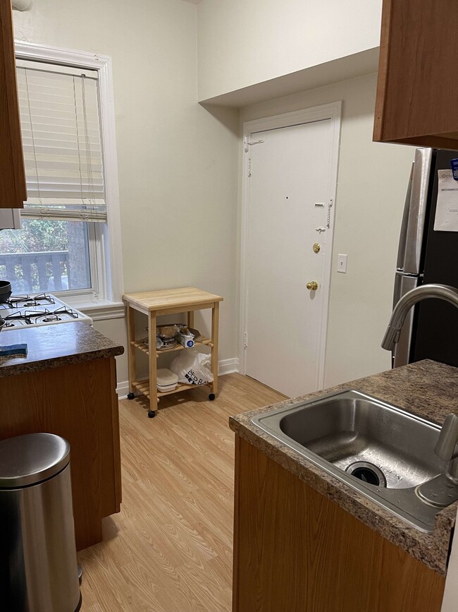 Stove and Microwave make cooking easy - 930 Chicago Ave