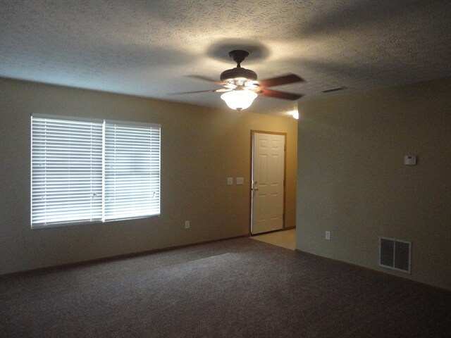 Foto del edificio - 1133 Lake Forest Dr