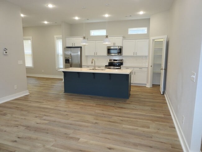 Building Photo - Newer 4  Bedroom 4.5 Bathroom Home Now Pre...