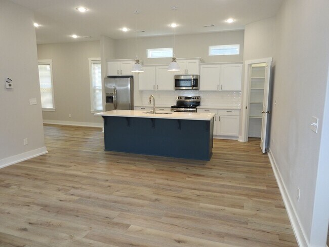 Foto del edificio - Newer 4  Bedroom 4.5 Bathroom Home Now Pre...