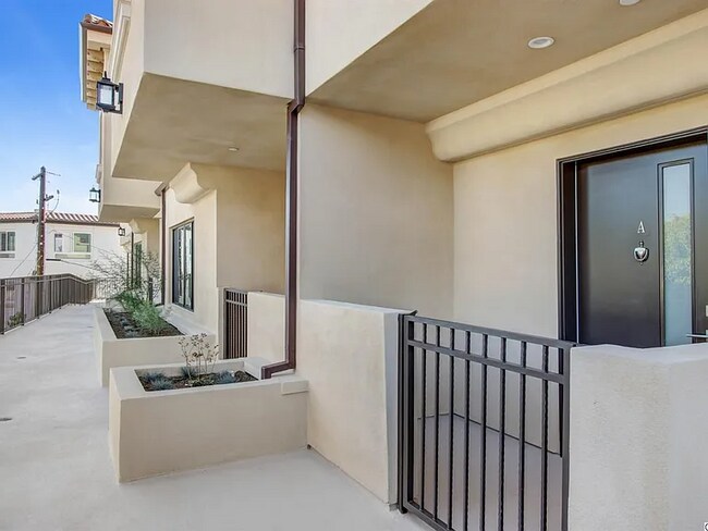 Foto del edificio - 2218 Montrose Ave