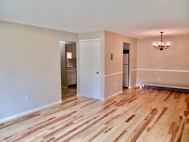 Building Photo - B5 Colonial Dr