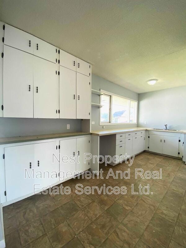 Building Photo - 37 Kechika St