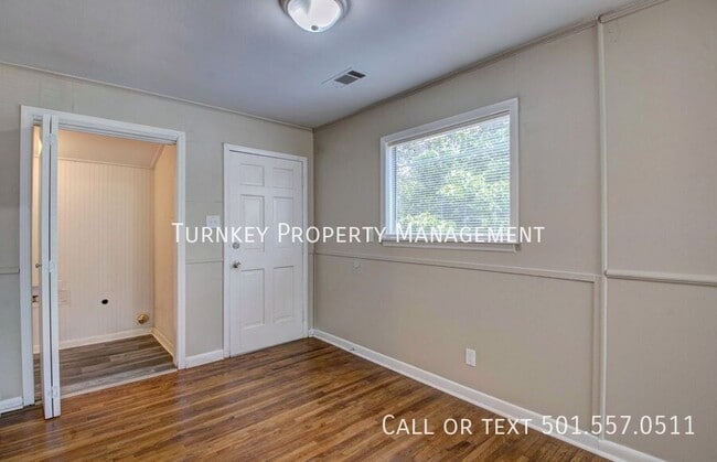 Building Photo - 713 Ellen Dr