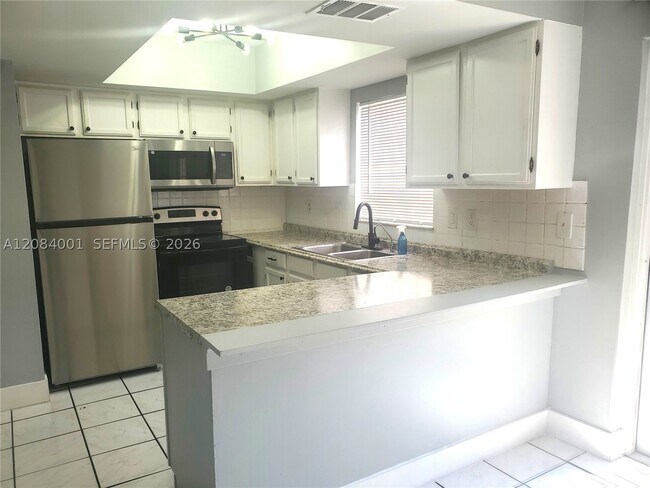 Foto del edificio - 7926 Kimberly Blvd