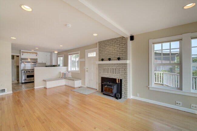 Building Photo - 562 W Lake Sammamish Pkwy SE