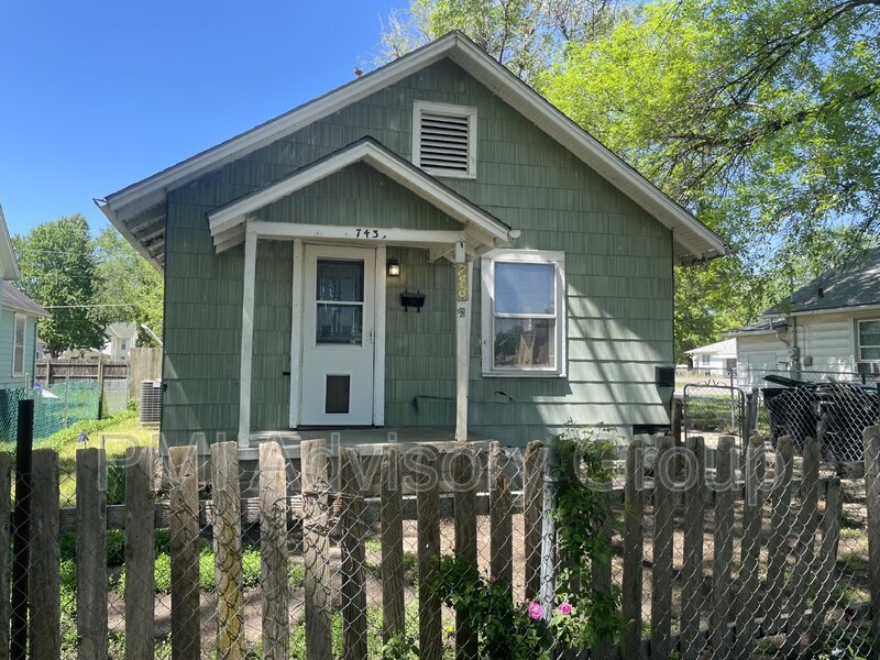 Primary Photo - 743 NE Green St