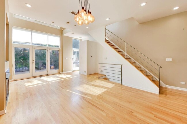 Building Photo - 821 N Wood St