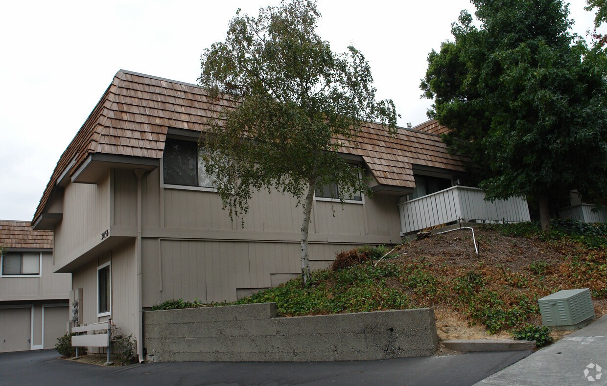 Building Photo - 2056 Ascot Dr