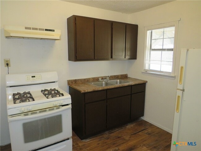 Building Photo - 1305 S 5th St