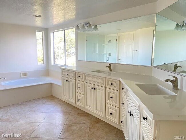 Building Photo - 5 br, 3 bath House - 20353 Holcroft Dr