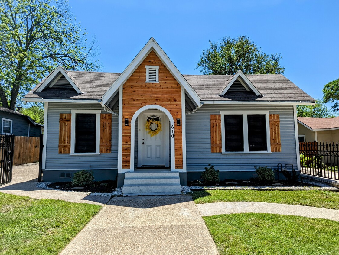 Primary Photo - 610 W Rosewood Ave