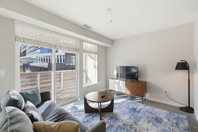 Building Photo - 421 E Market St