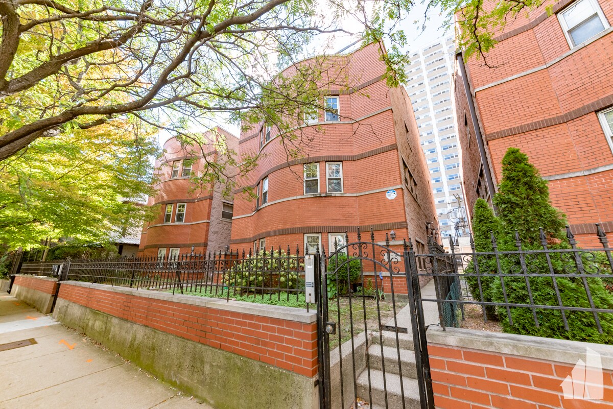 Primary Photo - 915 W Lawrence Ave