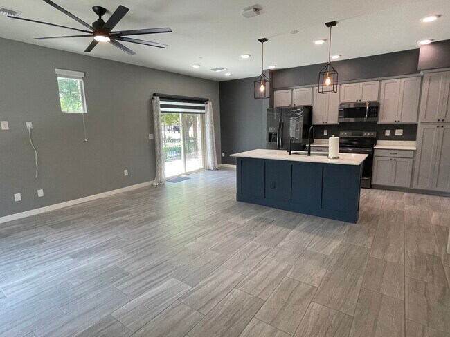 Building Photo - 2740 S Equestrian Dr
