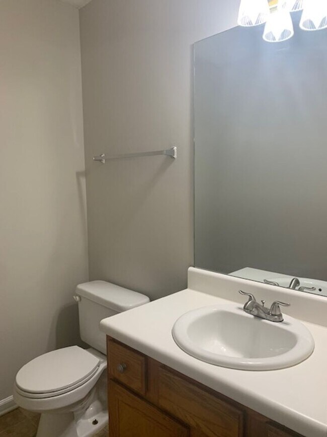 Foto del edificio - CHARMING 3 BEDROOM 2.5 BATH IN ELLENWOOD, GA!