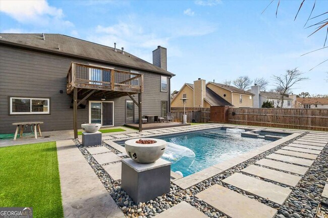 Building Photo - 425 Mikasa Dr