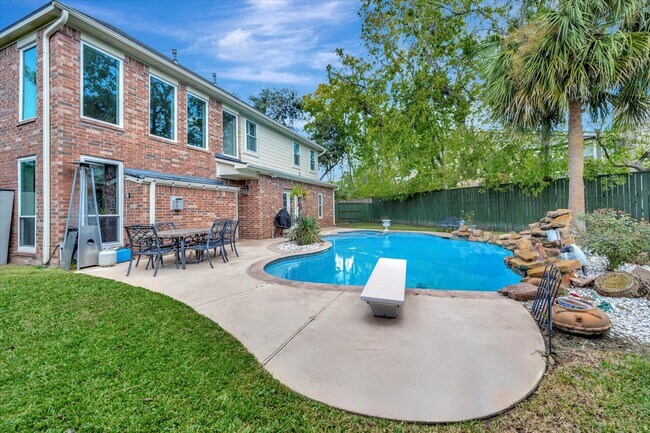 Foto del edificio - 1639 Lakeside Enclave Dr