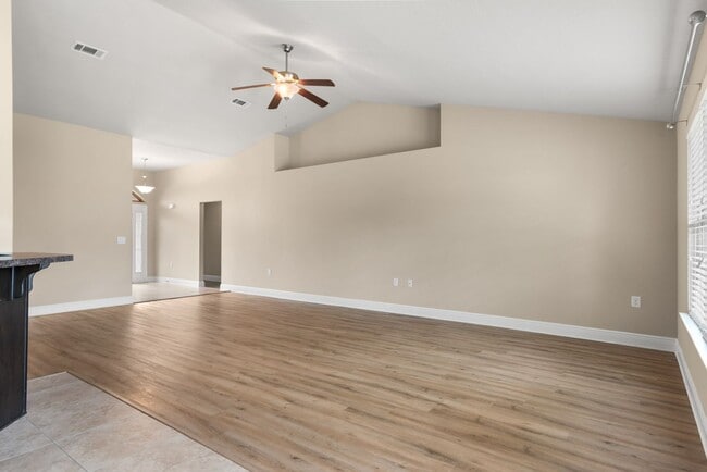 Foto del edificio - Spacious 4-Bedroom Home - Great Location