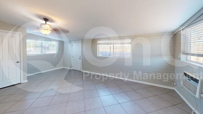 Foto del edificio - 2404 E Cameron Vista