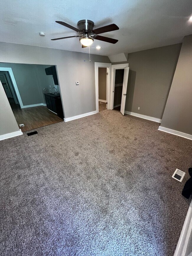 Building Photo - Newly updated Duplex! Perfect 2 Bed, 1 Bat...
