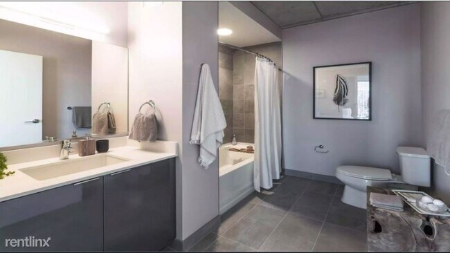 Building Photo - Studio, 1 bath Apartment - 111 W Illinois St