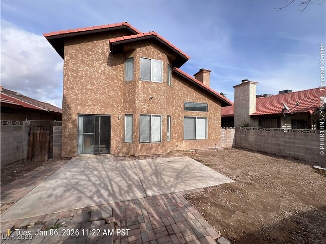 Foto del edificio - 6445 Hartwood Rd