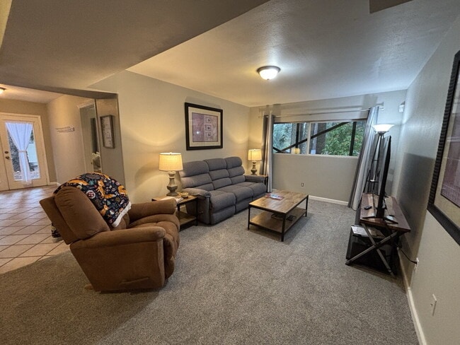 Foto del edificio - Fully remodeled and furnished 1600+sf apar...