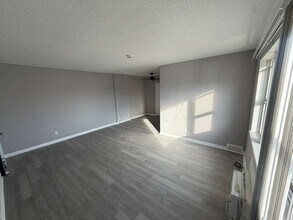 Building Photo - 1500 Luxor Rd