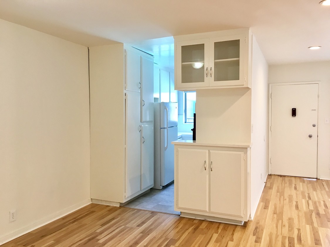 Foto principal - 8570 Gregory Way