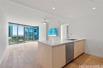 Building Photo - 1001 Queen St