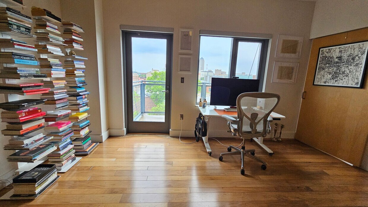 Foto principal - Incredible Top-Floor 1BR with Skyline View...