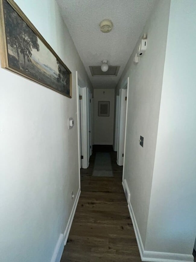 Building Photo - Beautifully Maintained 3-Bedroom Upper Uni...