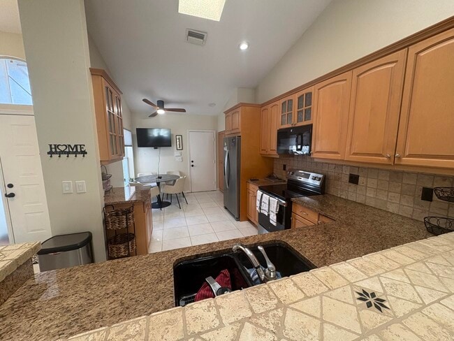 Building Photo - 7275 Summer Tree Dr