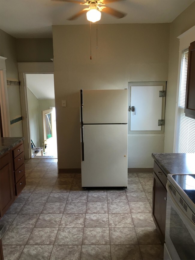 Foto del edificio - 1044 College St N